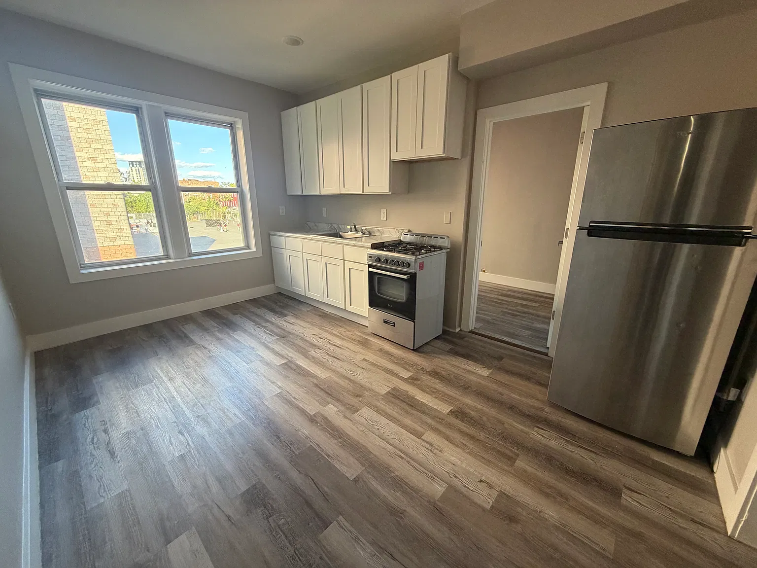 2 bed, 700 sqft, $1,900 — Photo 2