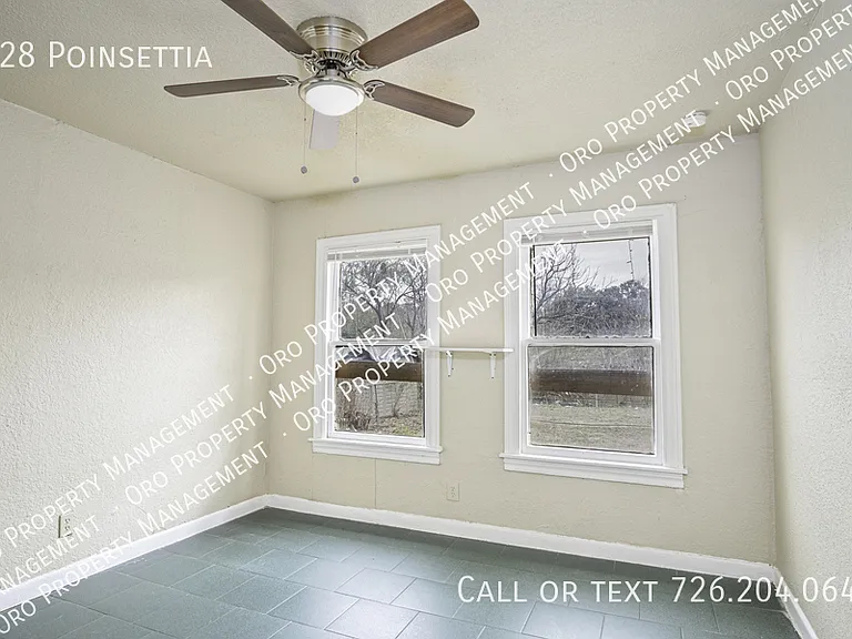 928 Poinsettia — Photo 3