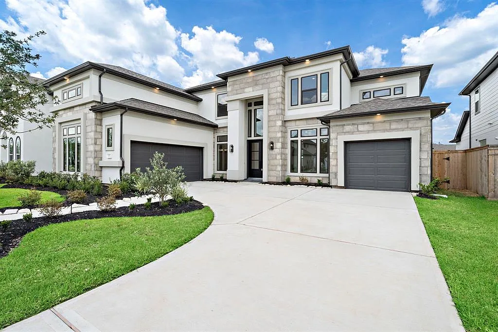 1007 Oakwood Trl — Photo 1