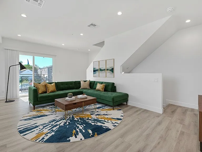 5850 Vineland Ave — Photo 2