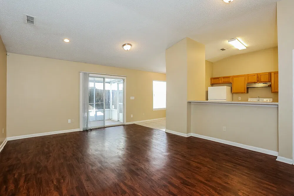 3 bed, 2.0 bath, 1195 sqft, $1,420 — Photo 3