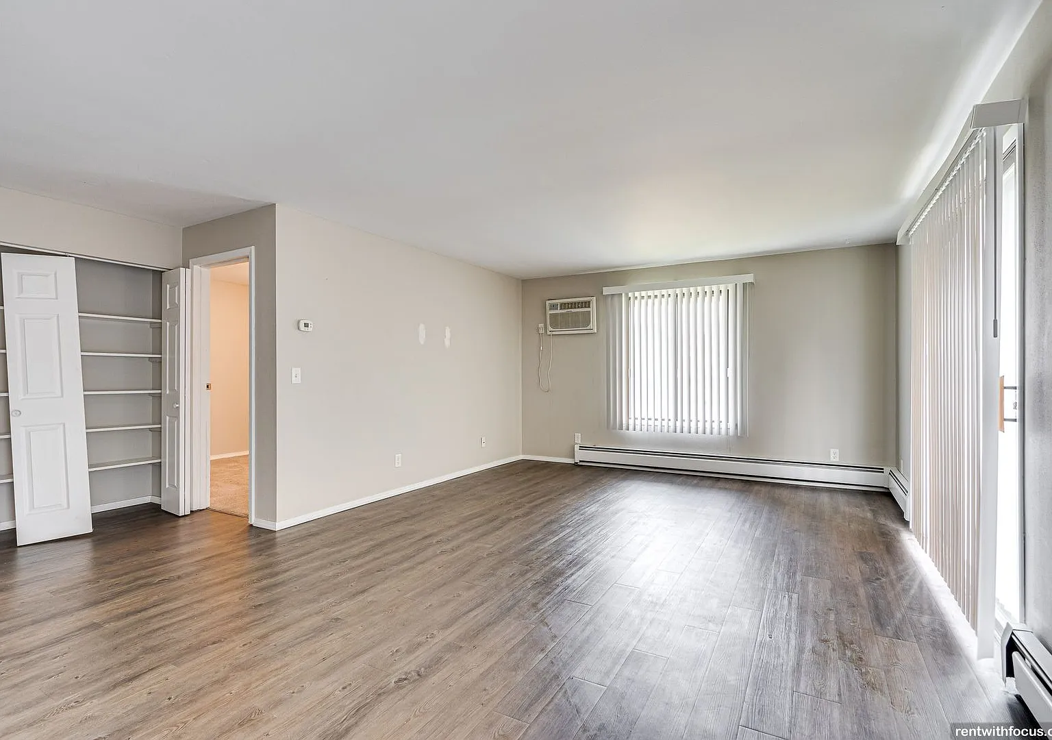Camelot Court Apartments (Calumet Terrace) — Photo 3