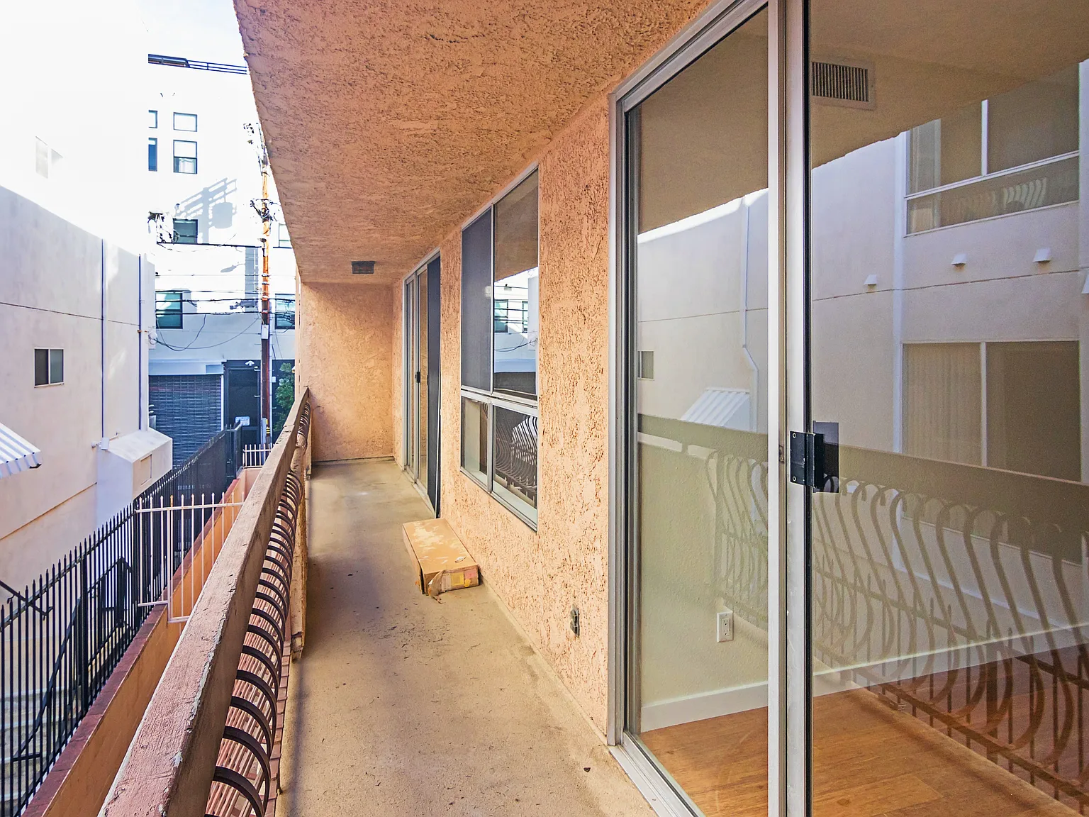 104 S Hayworth Ave — Photo 4