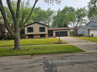 810 69th St, Darien, IL 60561