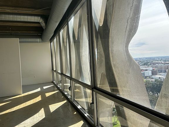 3rd image of 2404 Wilshire Blvd APT 12C