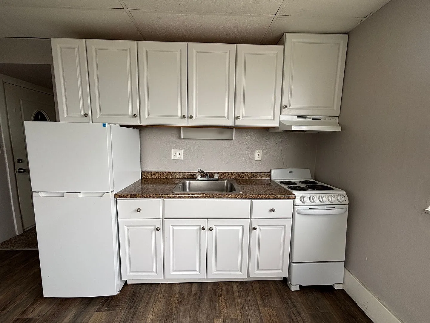 1 and 2 Bedrooms Available Now ! - Washington Area — Photo 2
