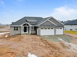 2117 Clover Field Dr, Green Bay, WI 54313