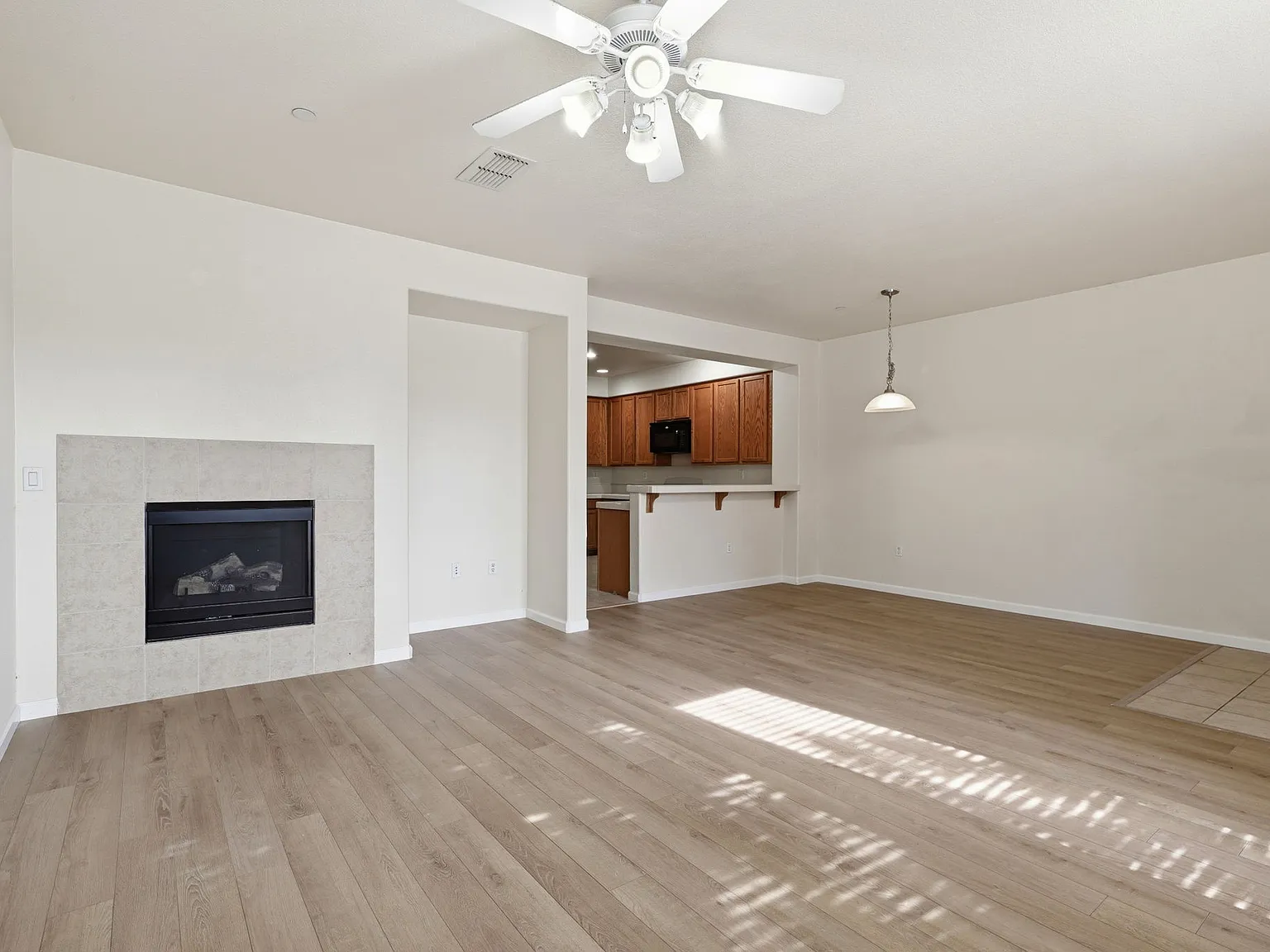 3 bed, 2.5 bath, 1576 sqft, $2,450 — Photo 4
