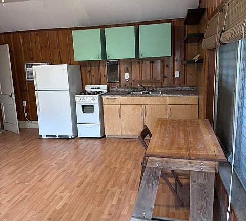 4th image of 303 Moore Blvd