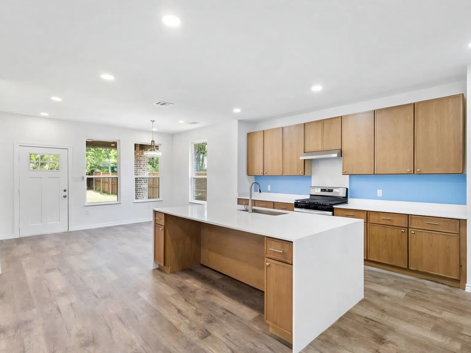 3 bed, 2298 sqft, $2,400 — Photo 2