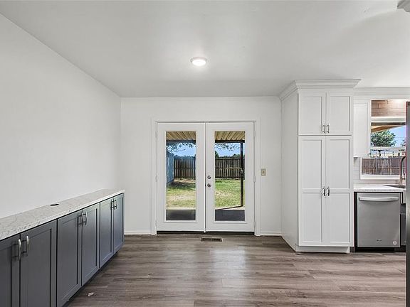 3rd image of 609 SW 26th Pl