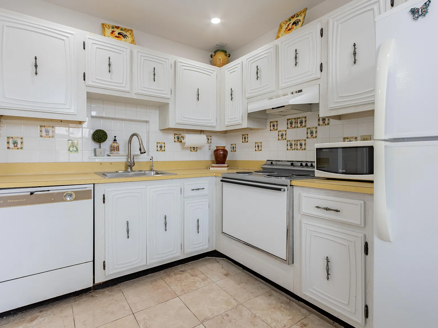 2 bed, 2.0 bath, 865 sqft, $1,700 — Photo 2