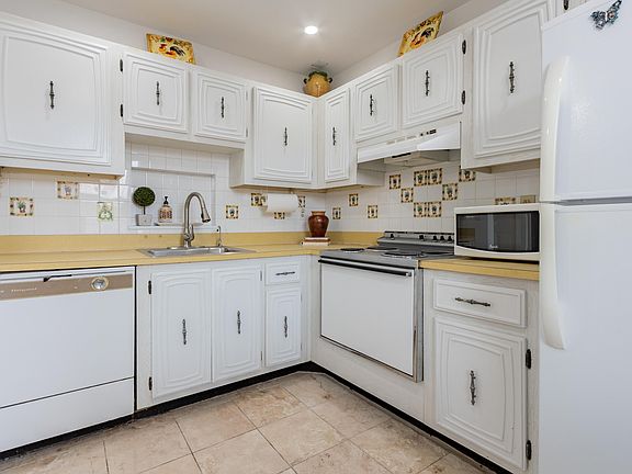 2nd image of 2811 Somerset Dr APT 412
