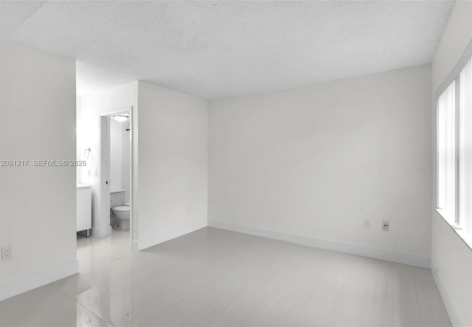 2 bed, 1000 sqft, $2,300 — Photo 2