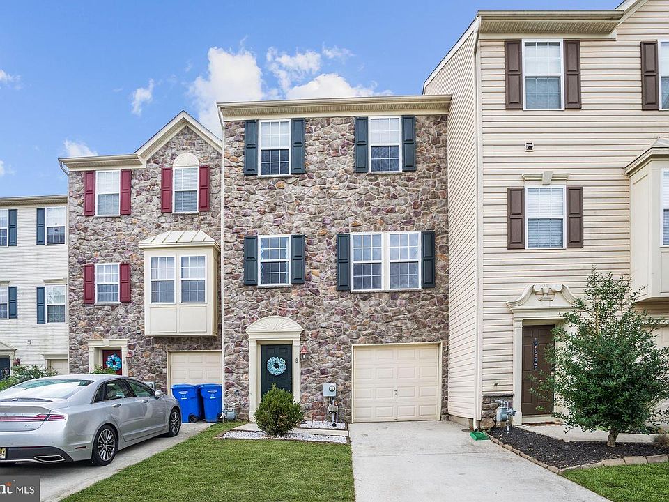 1st image of 8 Shoemaker Dr