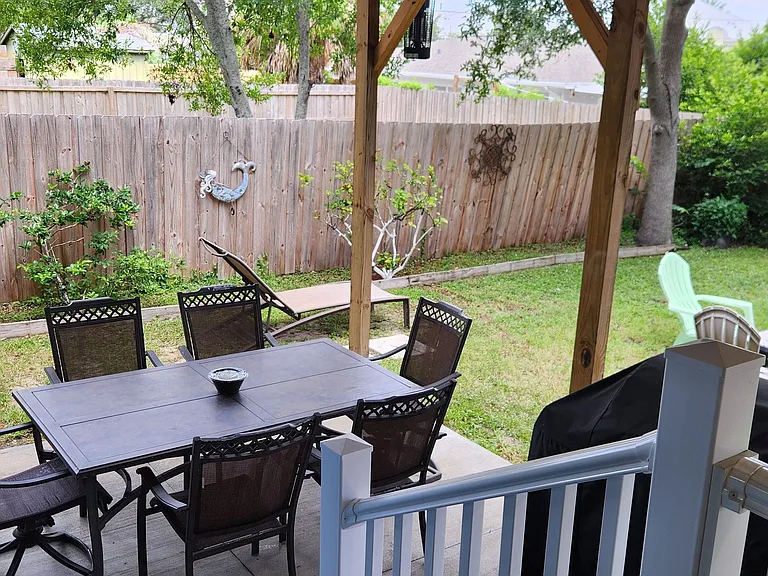 113 Kenwood Ave — Photo 37