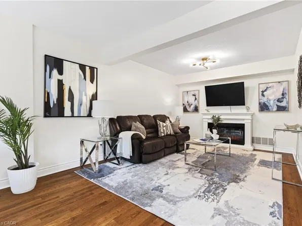 823 Hyde Rd, Burlington, ON L7S 1S6