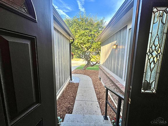 3rd image of 557 Williamsburg Ct