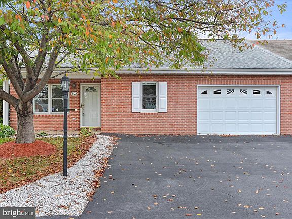 3rd image of 202 S Fork Dr