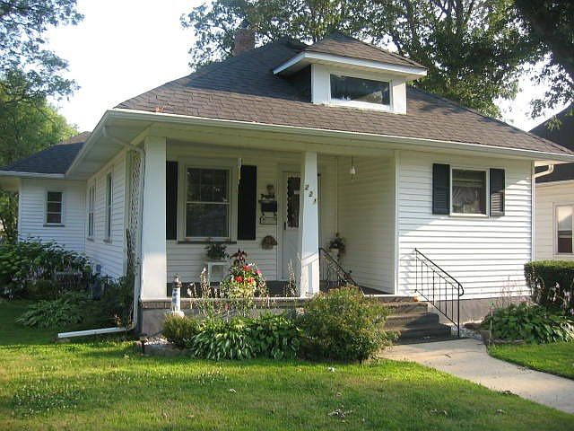 1st image of 221 W 11th St