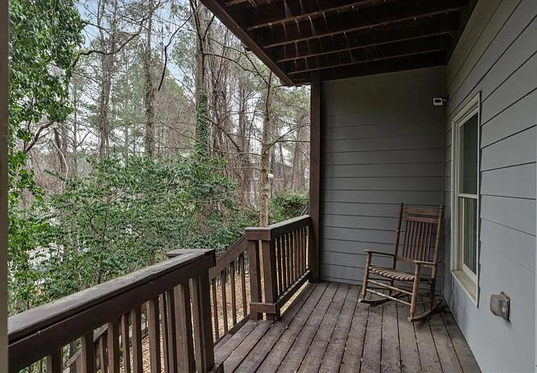 926 Canterbury Ln NE — Photo 27