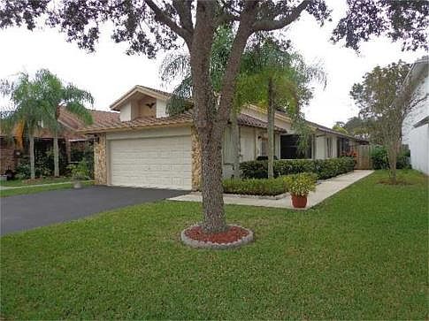 1st image of 571 Lakeside Cir