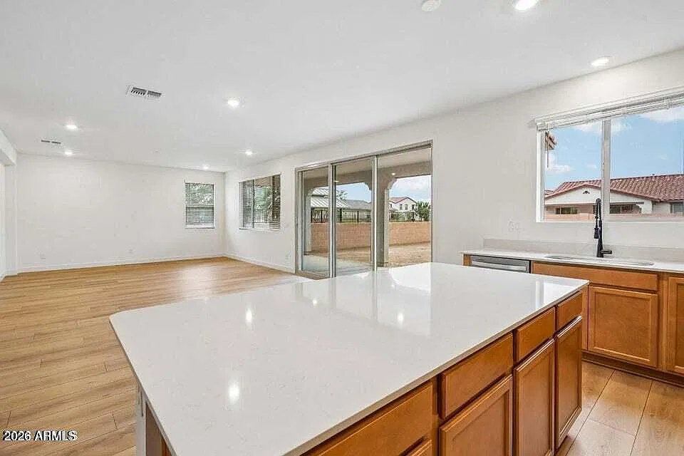 3 bed, 3.0 bath, 2666 sqft, $3,200 — Photo 4