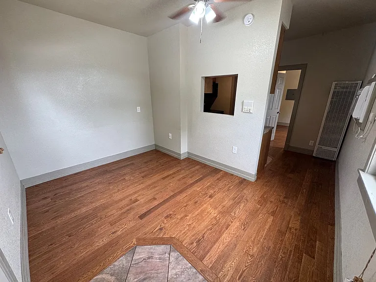 902 W 11th St #6 — Photo 2