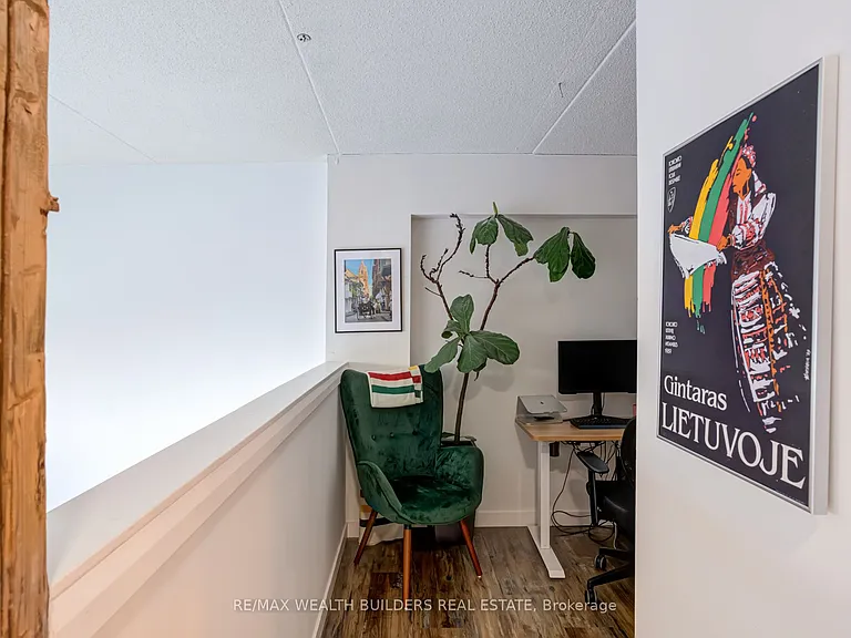 393 King St E #403 — Photo 17