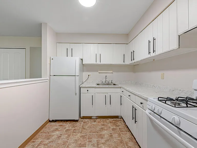 Brooklane Manor Apartments — Photo 39
