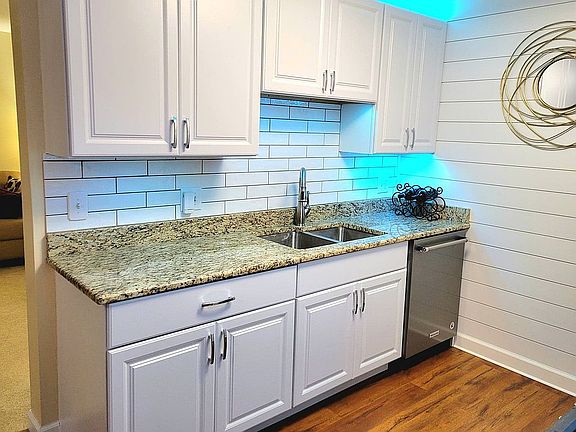 Kitchen sink and dishwasher 
