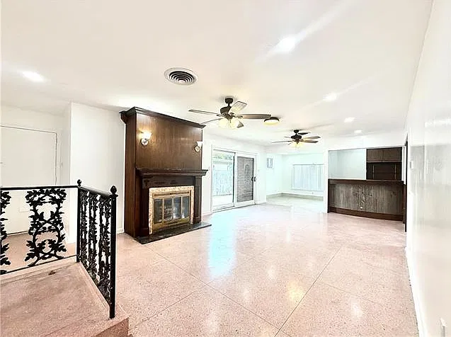 3 bed, 2.0 bath, 2461 sqft, $2,250 — Photo 2