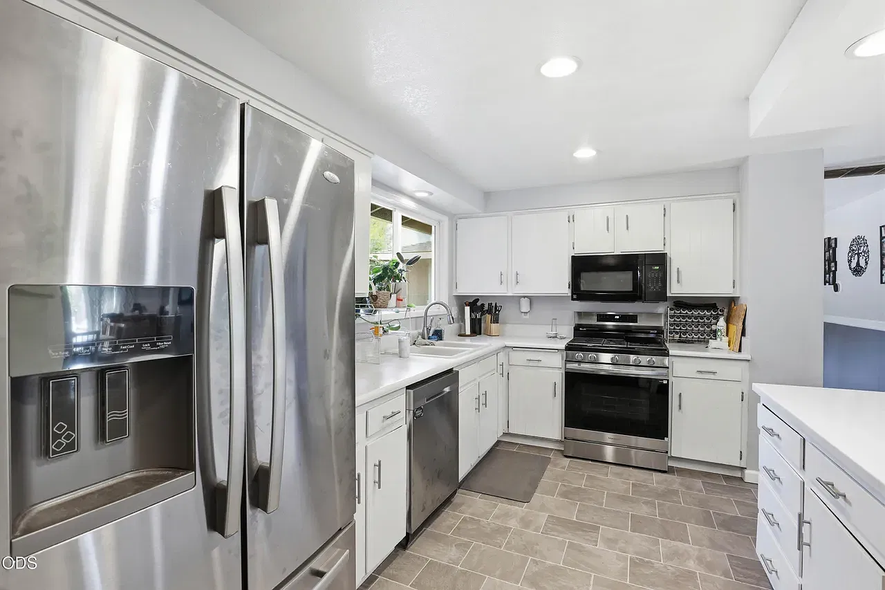 4 bed, 2069 sqft, $3,300 — Photo 2