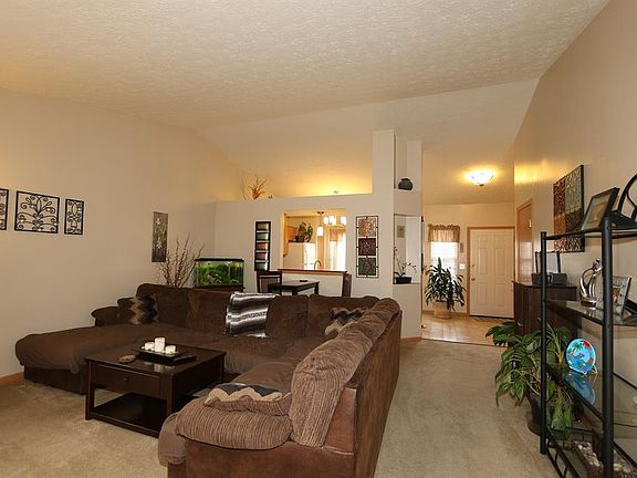 4th image of 227 Hartford Ct