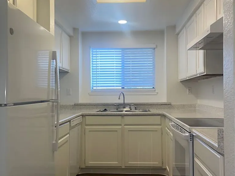 720 Sunrise Ave — Photo 1