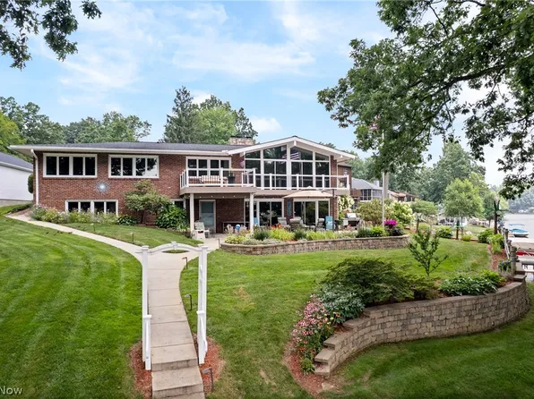 114 Lake Front Dr, Akron, OH 44319