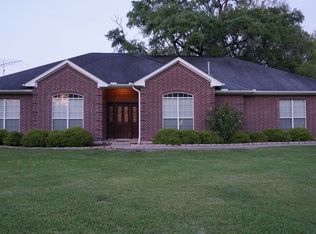 1900 Pecan Ln, Lake Jackson, TX 77566