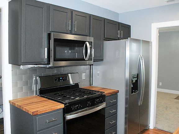 5th image of 15301 Montrose Ave