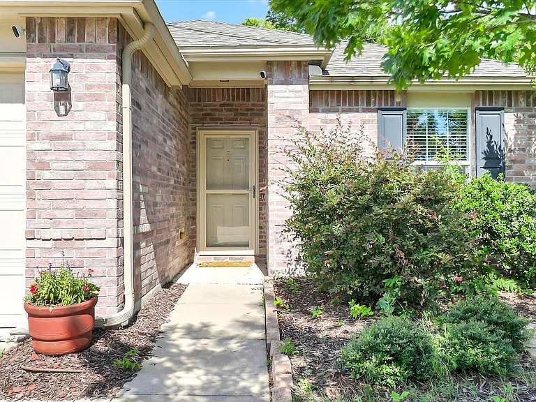 1713 Megan Creek Dr — Photo 32