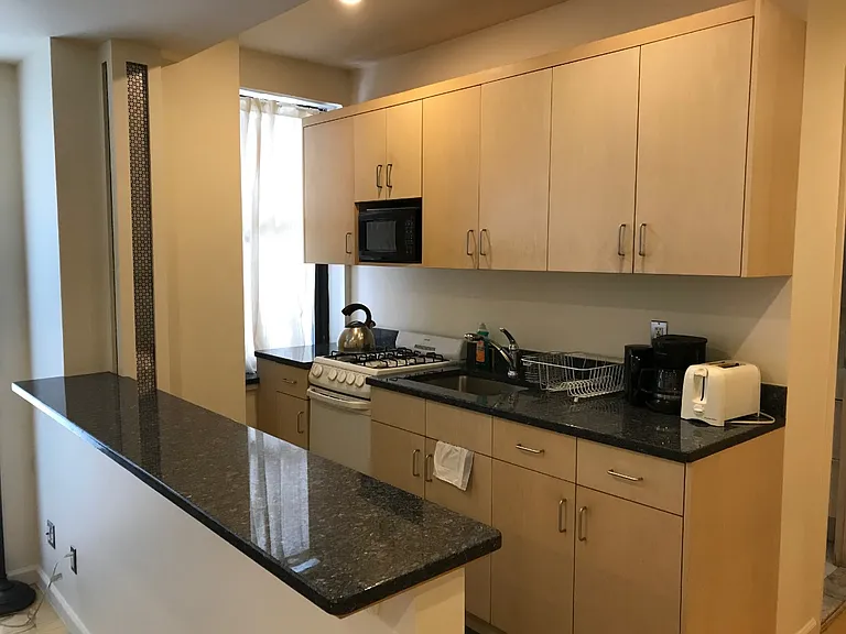 205 W 15th St #1P — Photo 1