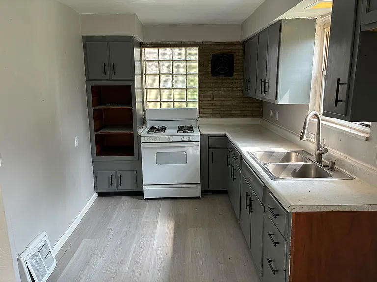 3323 Edward St — Photo 10