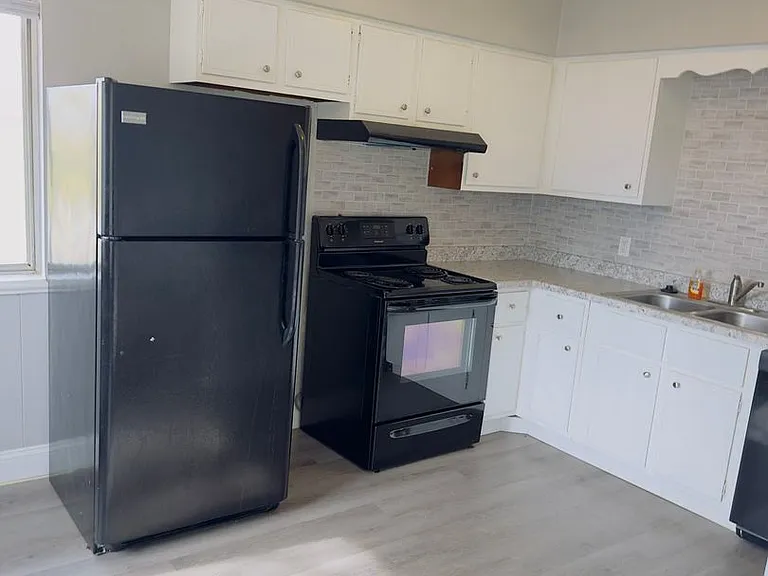 728 W Donahue St — Photo 3