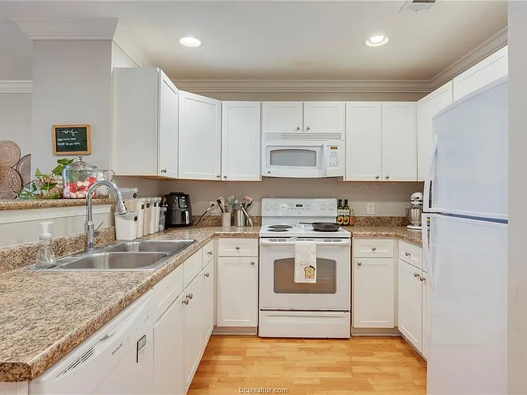 1725 Harvey Mitchell Pkwy S #1433 — Photo 5