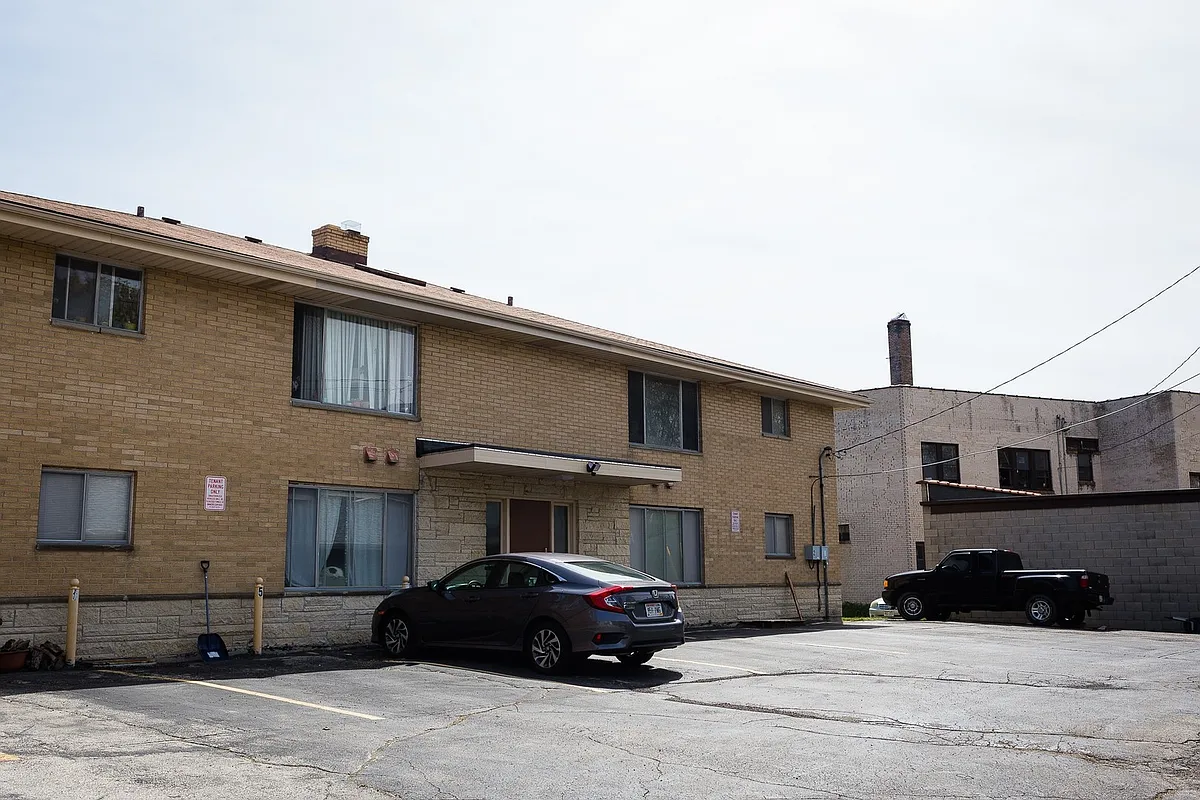 Building Photo - 3371 South Dr