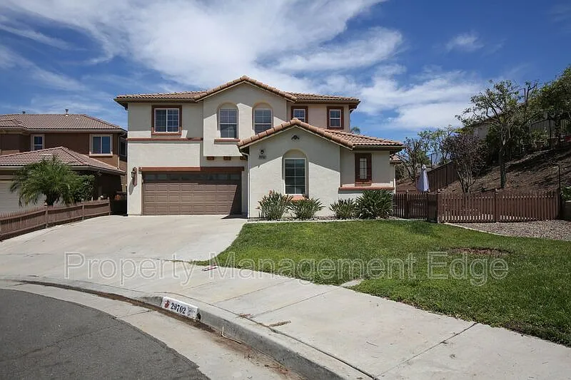 5 bed, 4.0 bath, 3908 sqft, $3,900 — Photo 2