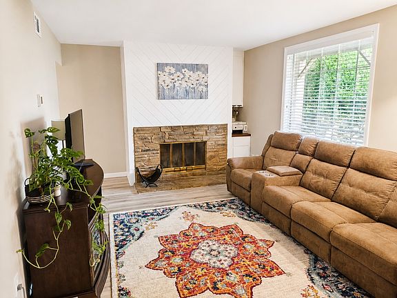 3rd image of 946 Coarsey Dr