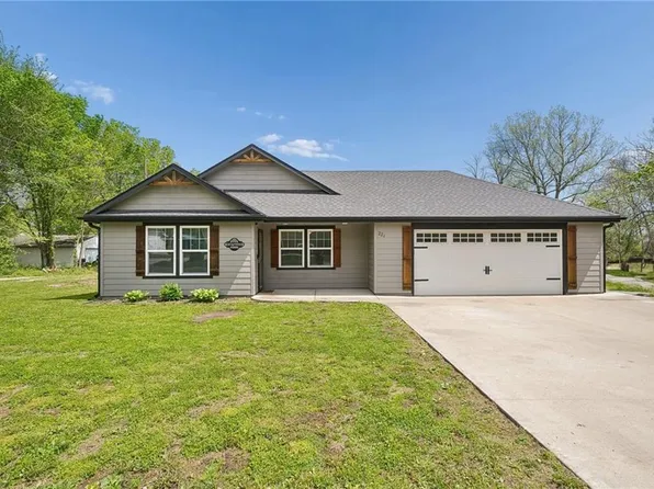 221 S 3rd St, Drexel, MO 64742