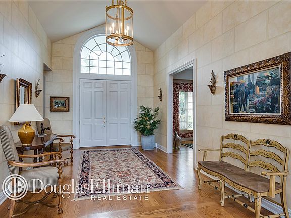 4th image of 21 Stone Hill Dr N