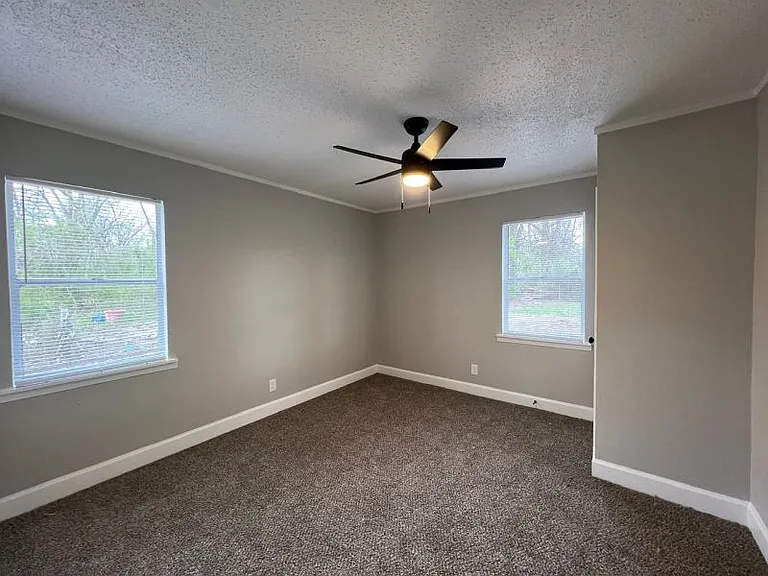 2724 Enterprise Ave — Photo 6