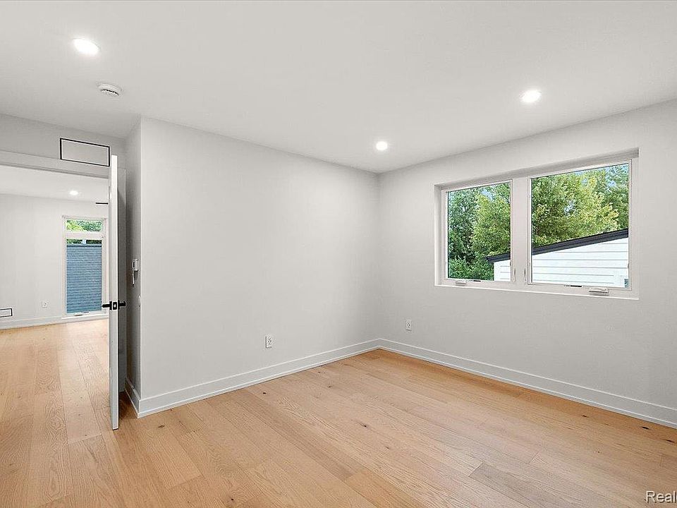 673 E Forteen Mile Rd, photo 22